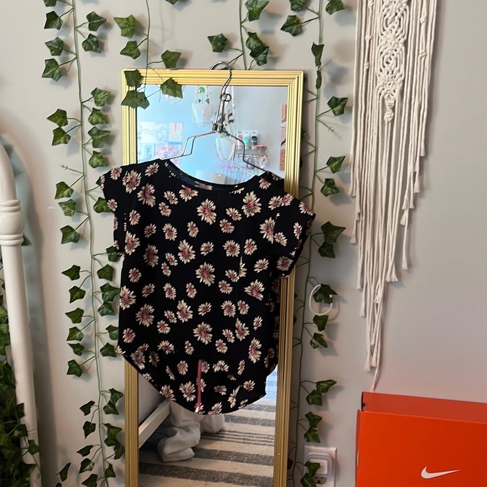 BJewls flower top